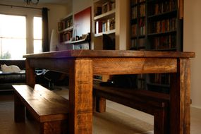 农舍表建立智慧h sustainable wood with bookshelves in the background