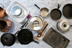 从头顶拍摄各种炊具