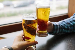 两名男子手持啤酒杯的特写镜头