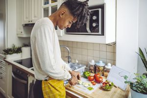 用点燃的火做饭的人