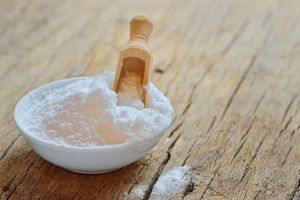 在一个碗的小苏打用一个木瓢