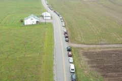 在农村高速公路上排队等待从乳制品购买牛奶的汽车