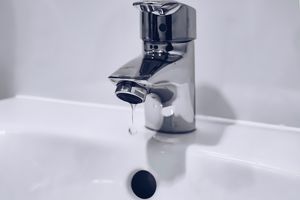 来自水槽水龙头的水滴