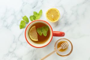 一杯柠檬、蜂蜜和新鲜柠檬香脂叶的茶