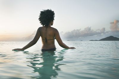 女人在海洋