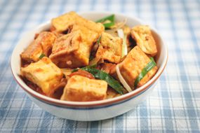 关闭-Up Of Tofu With Sauce In Plate