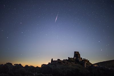 Perseids流星淋浴每年都发生在地球通过彗星斯威夫特圣特尔留下的碎片云，似乎从东北天空中的星座康斯州散发出来。