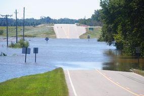 在飓风洪水道路