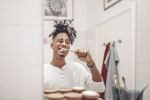 男人用天然牙刷和牙膏刷牙