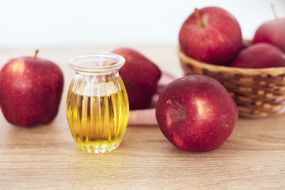 关闭up red Apple fruit and apple cider vinegar juice , Helps Lose Weight and Reduces Belly Fat , healthy food