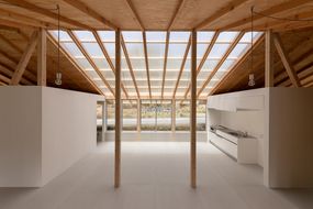 Living room with two pillars and a large top light“width=