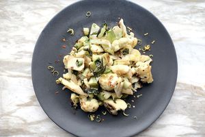 盘上的熟菜花，包括小花、茎和叶